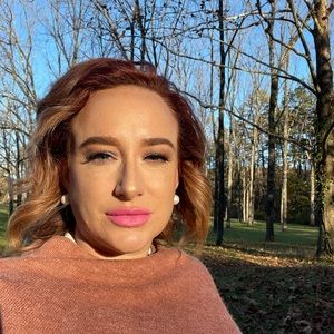 Meet your Posher, Lora